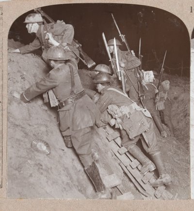 Soldaten in einem Graben während der Amiens-Offensive, 1918 von English Photographer